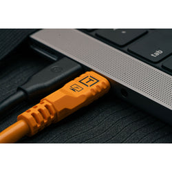 Cable USB-C TetherTools TetherPro Optima (9.4 metros / 31 pies, naranja de alta visibilidad, en ángulo recto)